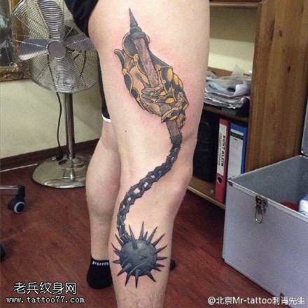 腿上的达摩球纹身图案