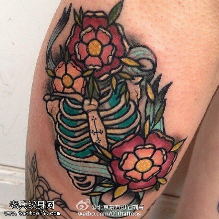 大腿上的骷髅花卉纹身图案