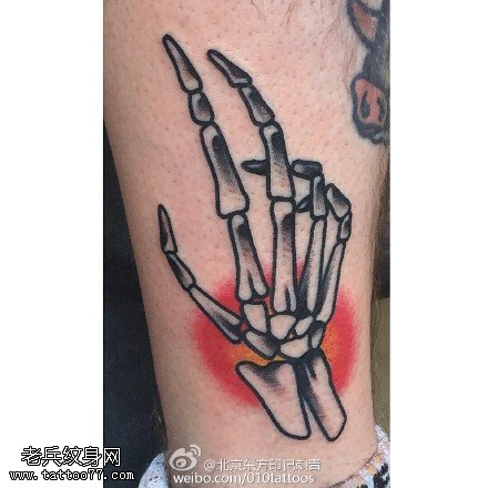 小腿上的手骨架纹身图案