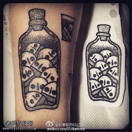 小腿上的骷髅瓶纹身图案