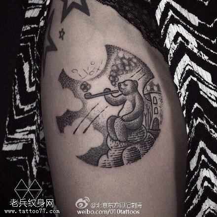 大腿上抽烟的小熊纹身图案