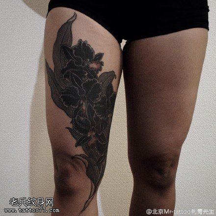 大腿黑灰花卉纹身图案