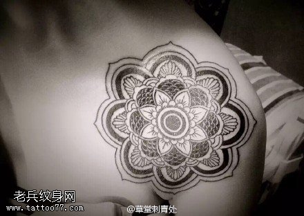 肩膀经典的梵花纹身图案