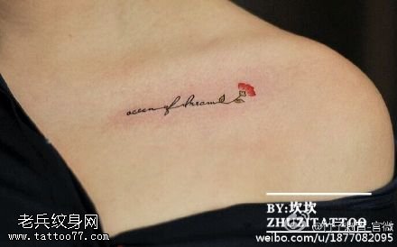 肩部清新的小花朵字符纹身图案