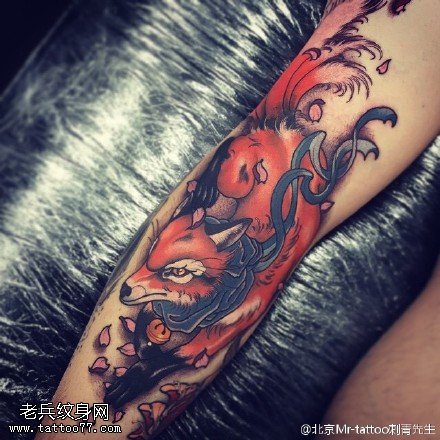 腿上的花狐狸纹身图案