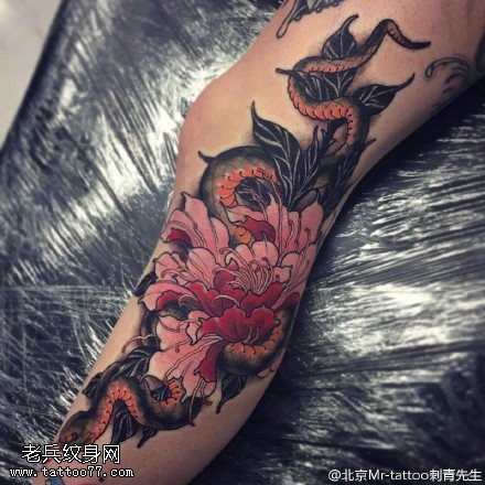 腿部牡丹蛇纹身图案