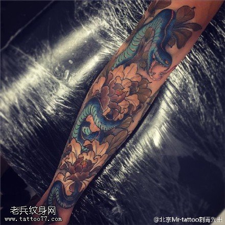小腿部牡丹蛇纹身图案