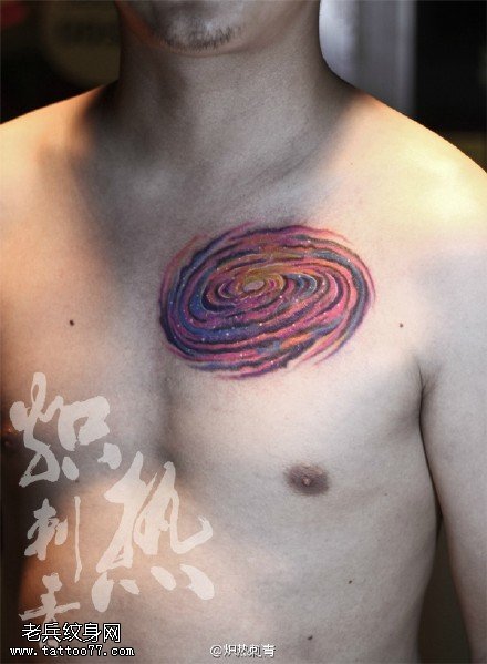肩部的行星纹身图案