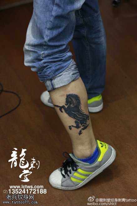 小腿上策马奔腾纹身图案