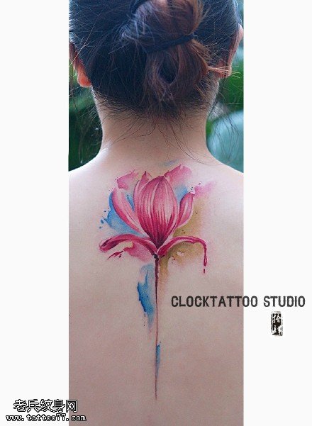 背部水彩的花卉纹身图案