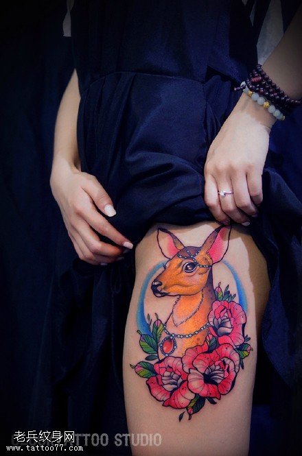 大腿上的小鹿花卉纹身图案