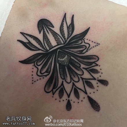 背部黑灰风花卉纹身图案
