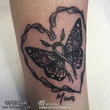 小腿的心形蝴蝶纹身图案