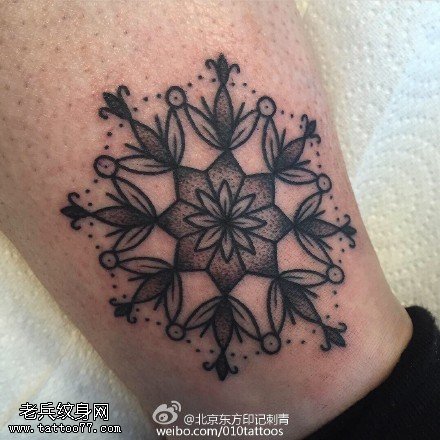 小腿上的一朵小梵花纹身图案