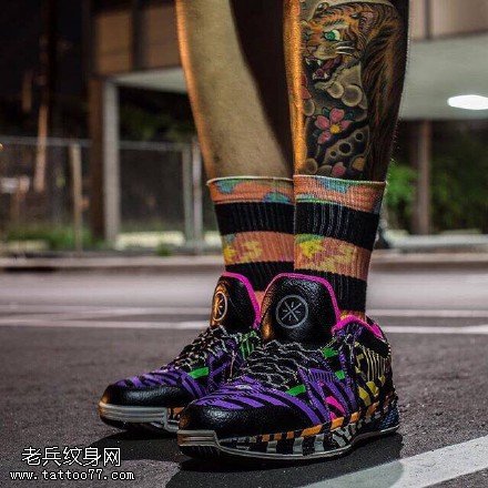 小腿彩绘老虎纹身图案