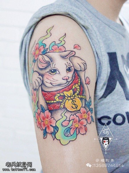 肩膀彩绘樱花猫咪纹身图案