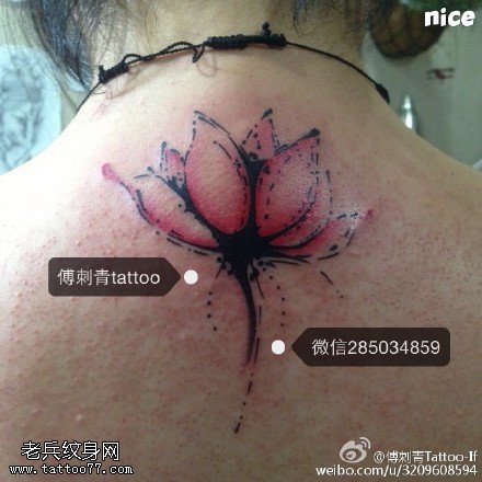 背部水墨的莲花纹身图案