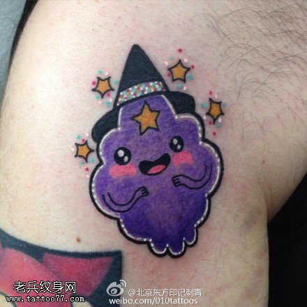 腿部彩色的星星纹身图案
