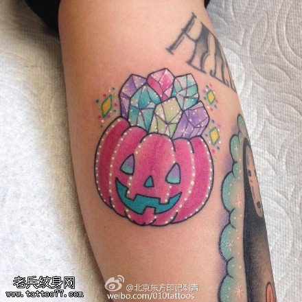 小腿上水彩的南瓜纹身图案