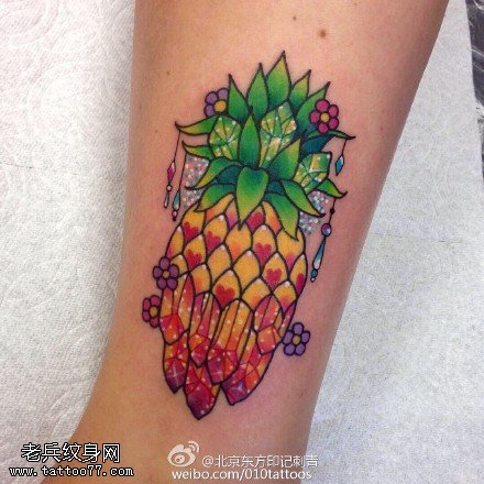 小腿彩色的水晶花纹身图案