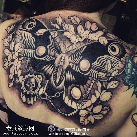 背部经典的蝴蝶纹身图案