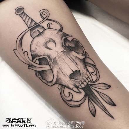 小腿点刺一箭穿骷髅纹身图案