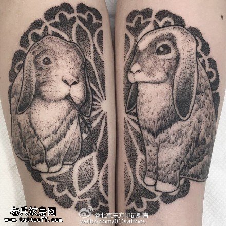腿部小灰兔纹身图案