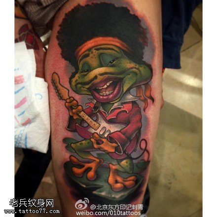 腿部的唐老鸭纹身图案