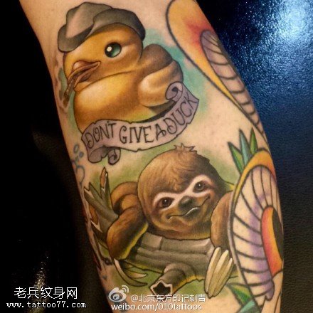 小腿上的小鸭子纹身图案