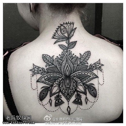 背部逼真写实的梵花纹身图案