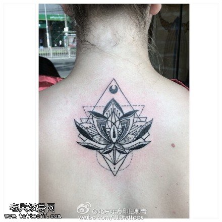 背部几何莲花座纹身图案