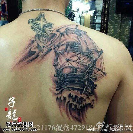背部的海底船纹身图案