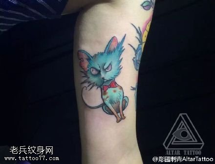 手臂彩色的狐狸纹身图案