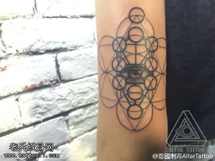手臂上几何元素眼睛纹身图案