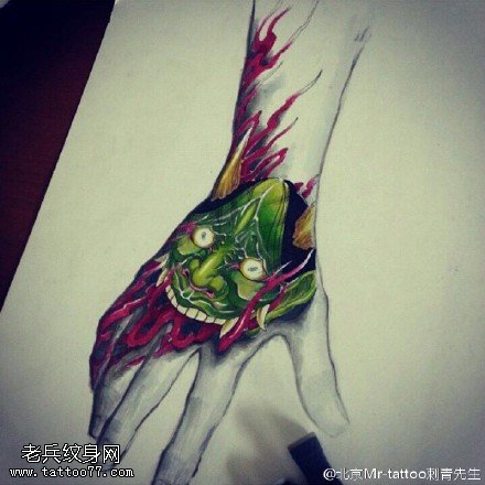 手上的般若纹身图案