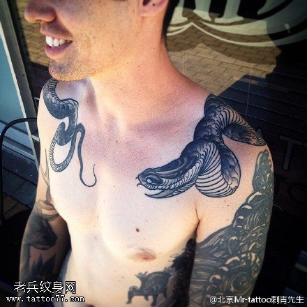 盘在肩膀的蛇纹身图案