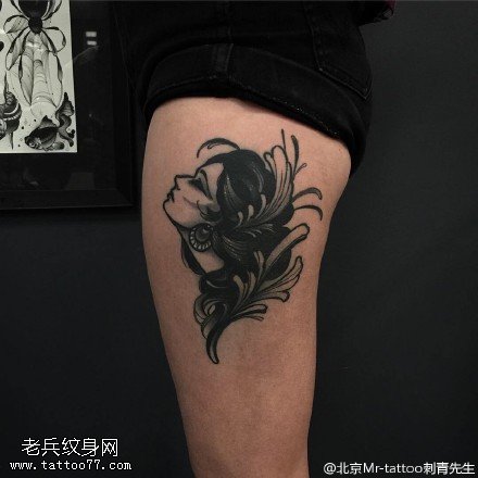 大腿上的美女纹身图案