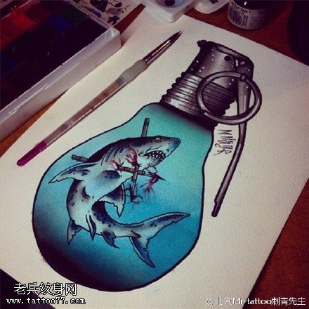 手稿灯泡里的鲨鱼纹身图案