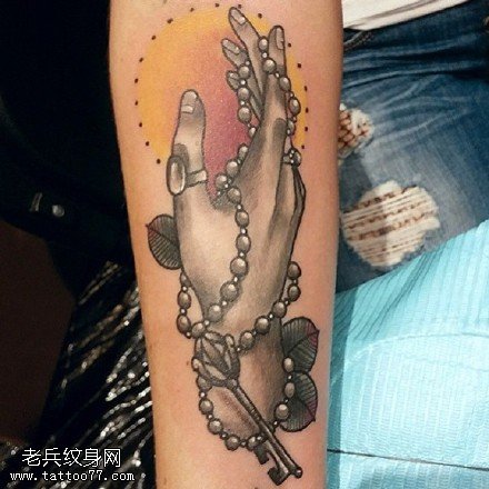 手臂上的玉手珍珠纹身图案