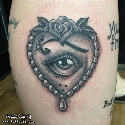 腿上的珍珠眼睛纹身图案