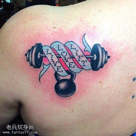 肩部的杠铃纹身图案