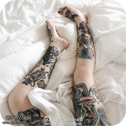 欧美风腿部花卉纹身图案