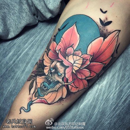 小腿花瓣骷髅纹身图案