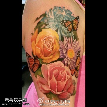 肩膀美丽的花卉纹身图案
