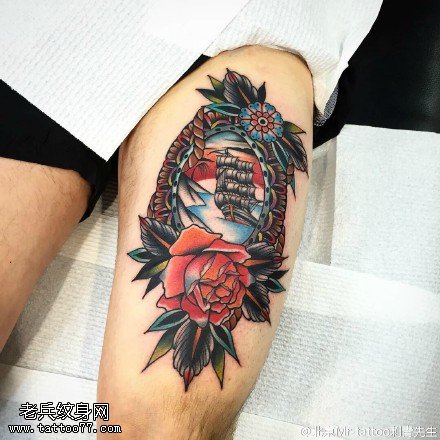 大腿上的花卉帆船纹身图案