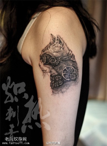 肩膀的机械猫纹身图案