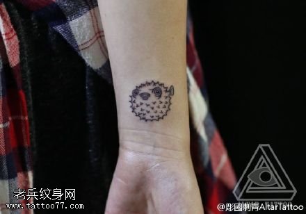手臂上的小鱼纹身图案