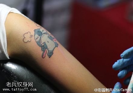 手臂彩绘史迪奇纹身图案