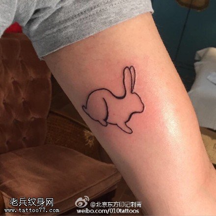 手臂上的小兔子纹身图案