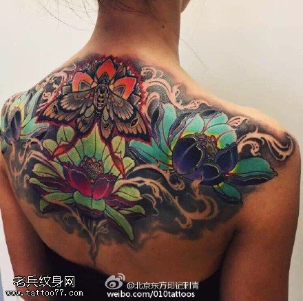 肩膀彩绘的莲花纹身图案
